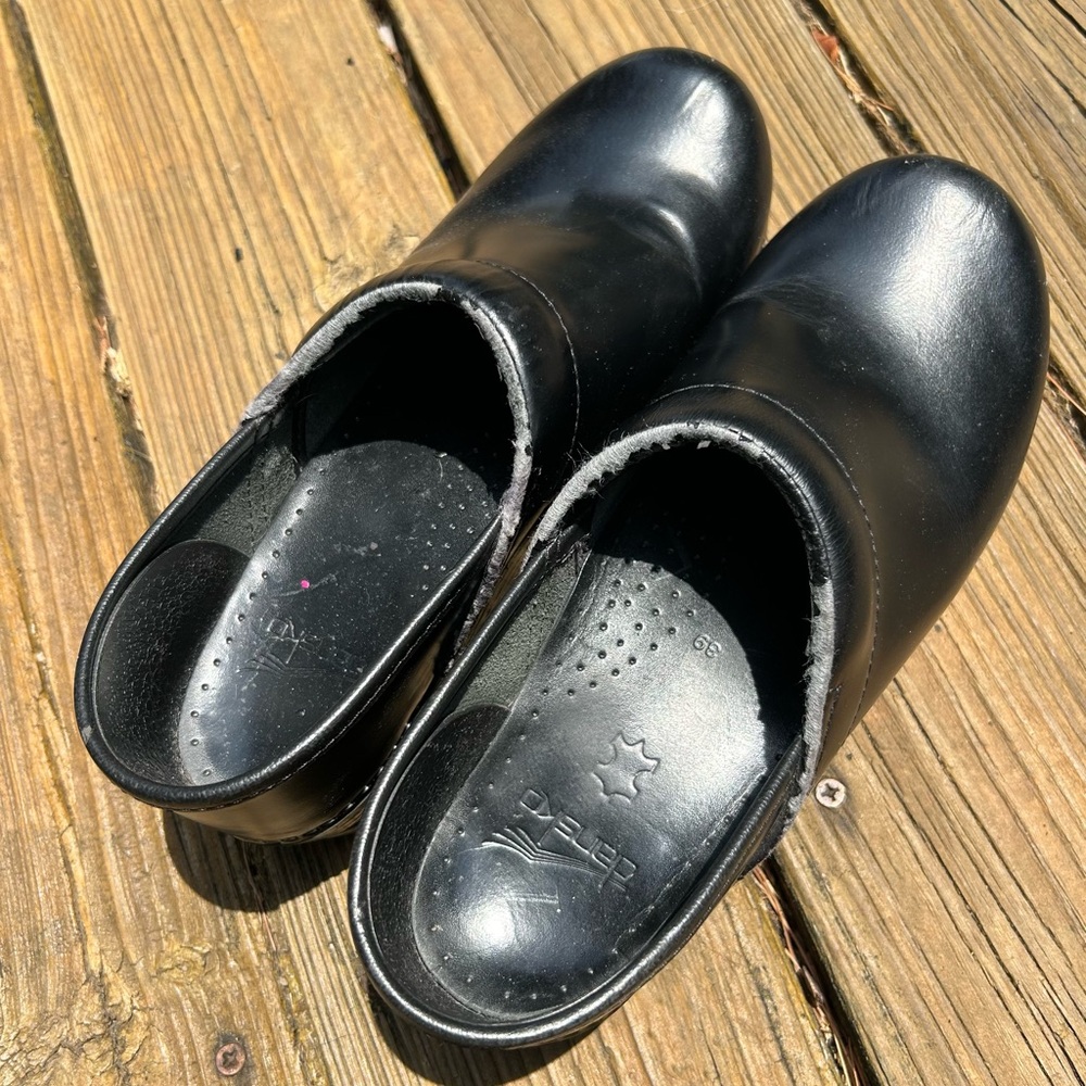 Dansko Clogs size 39, some pealing and scuffing (please look at pictures) - Picture 9 of 10